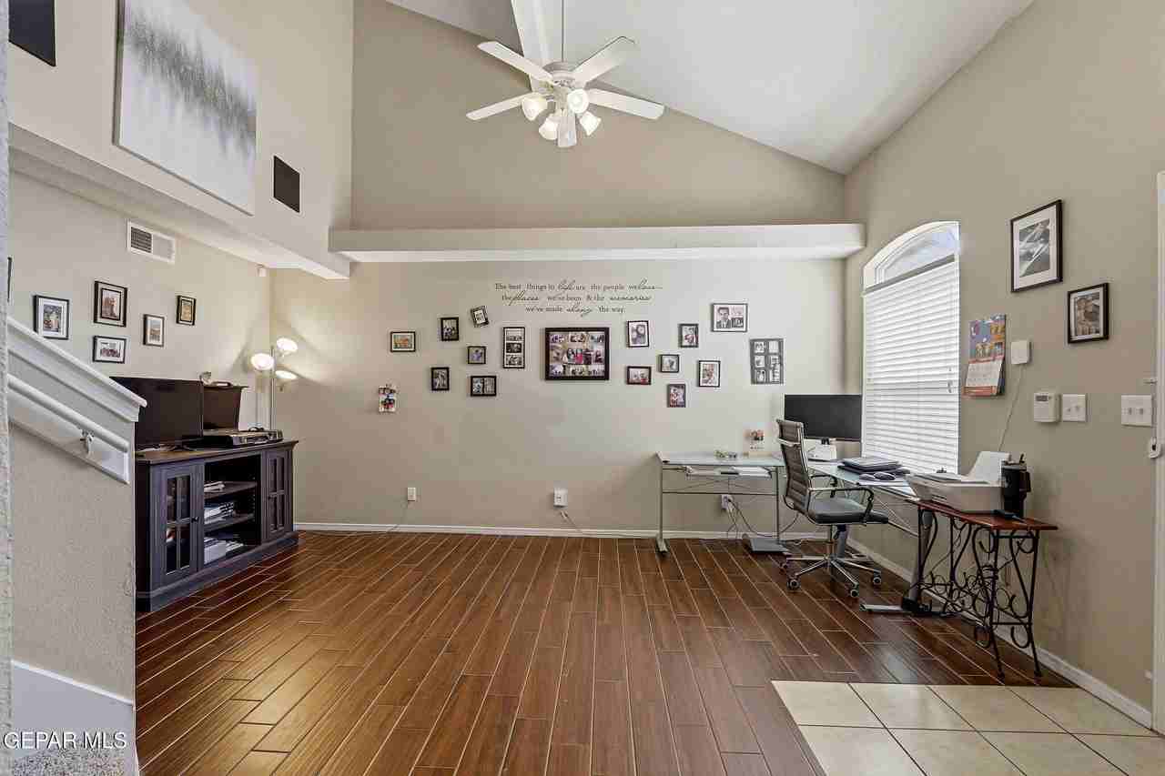 14233 Spanish Point Dr - Photo 2 of 35