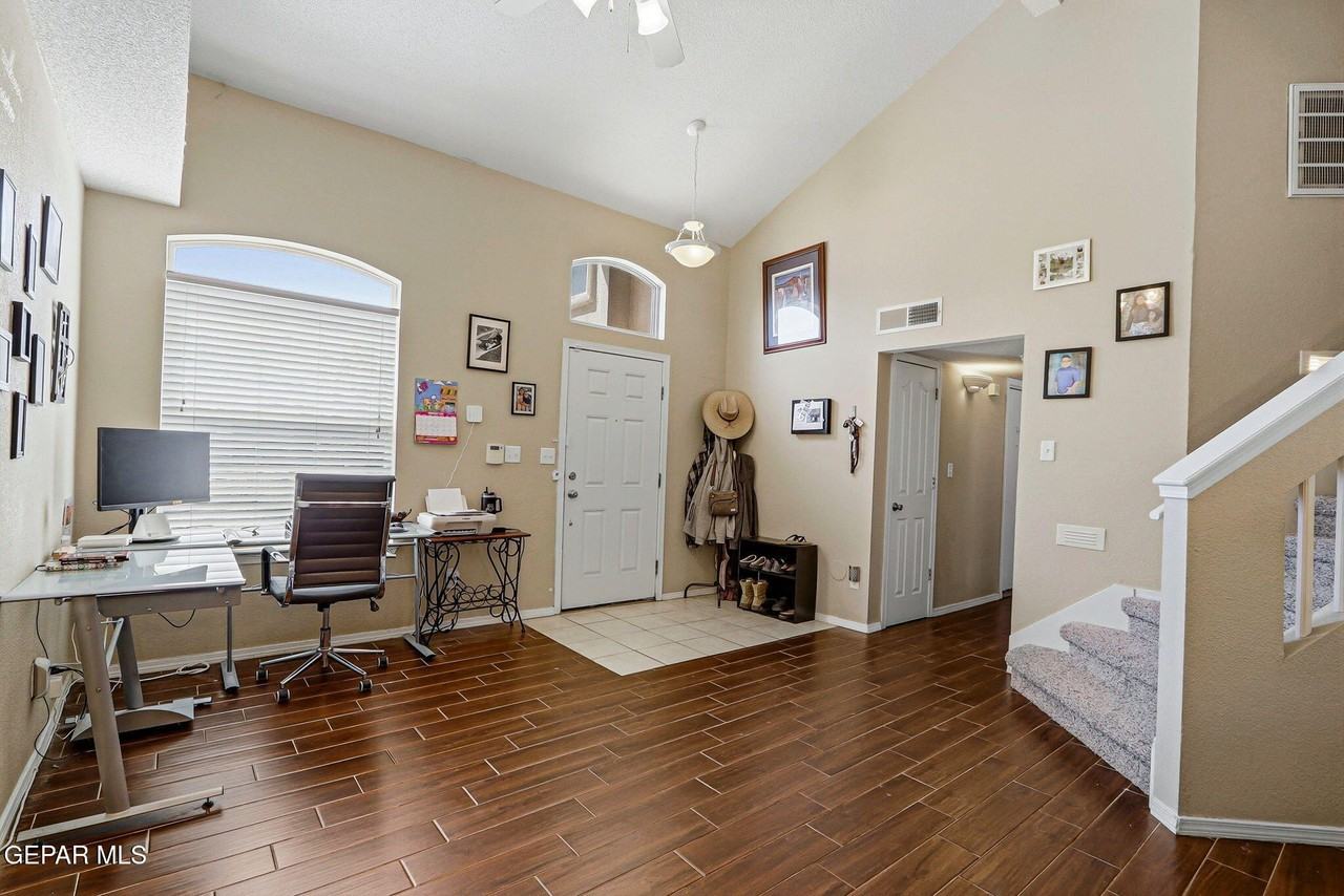 14233 Spanish Point Dr - Photo 4 of 35