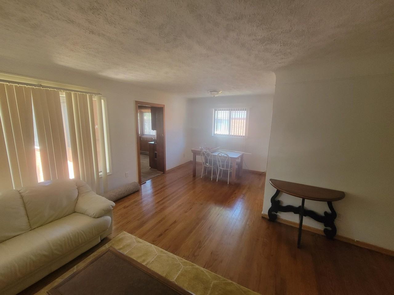 24011 Seneca St - Photo 4 of 18