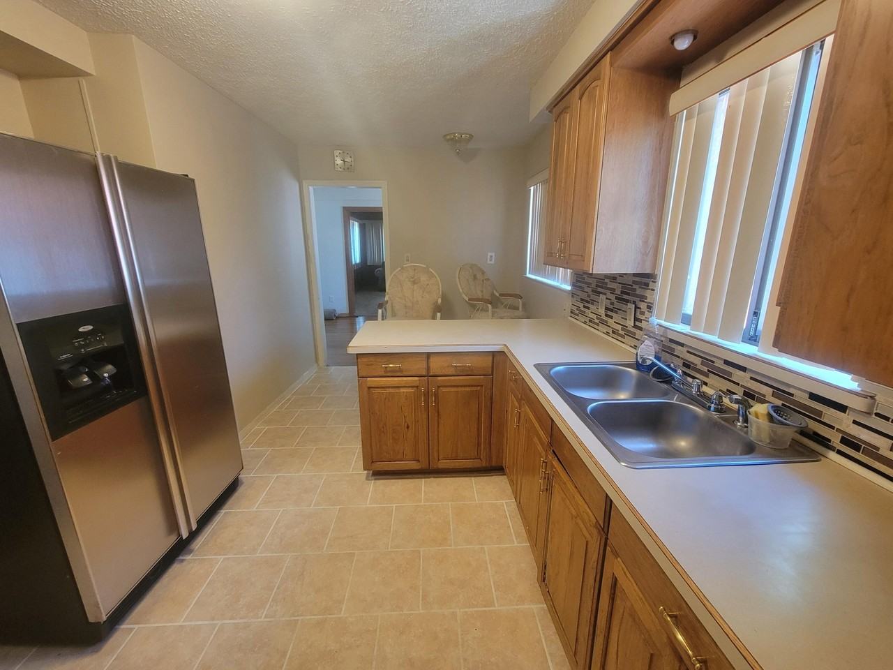 24011 Seneca St - Photo 5 of 18