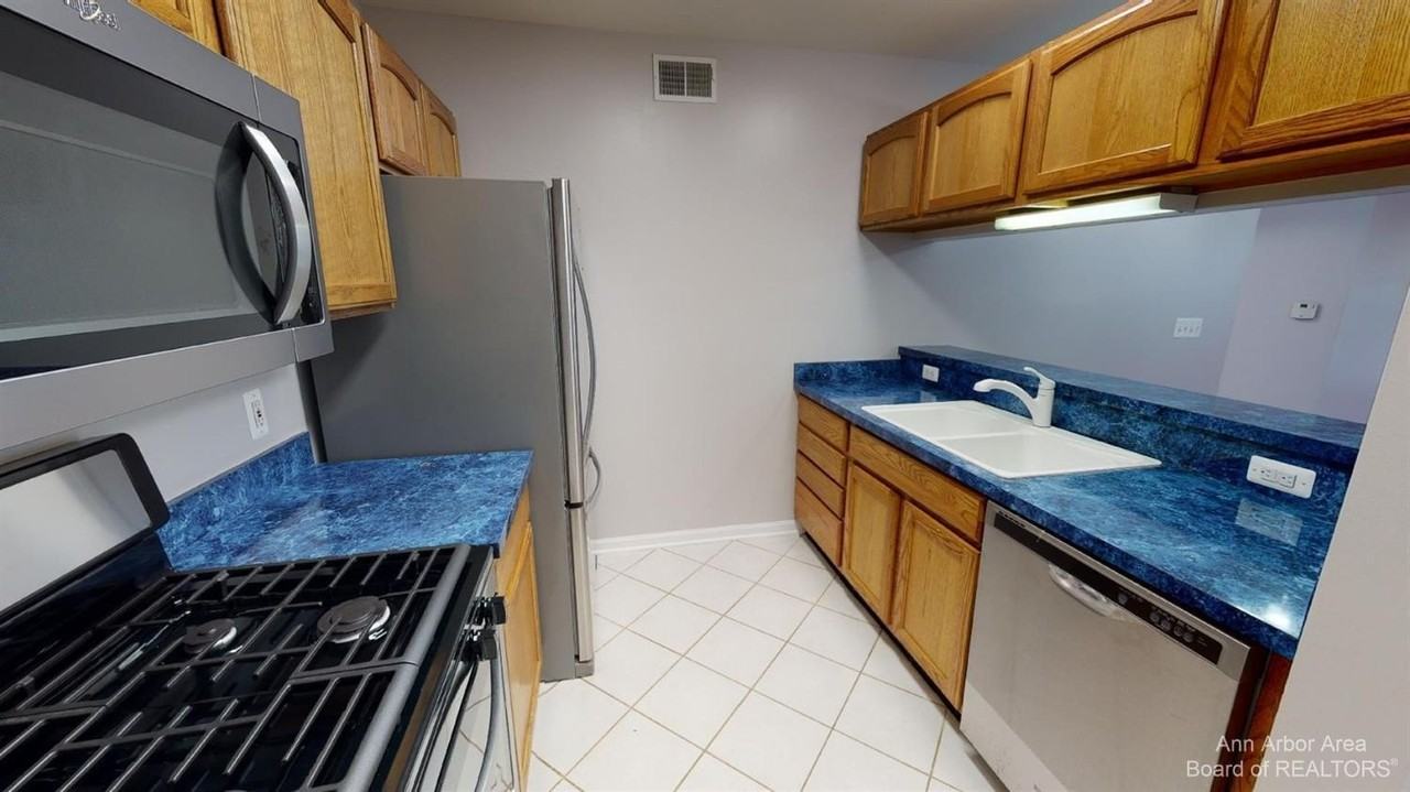 2666 S Knightsbridge Cir - Photo 2 of 17