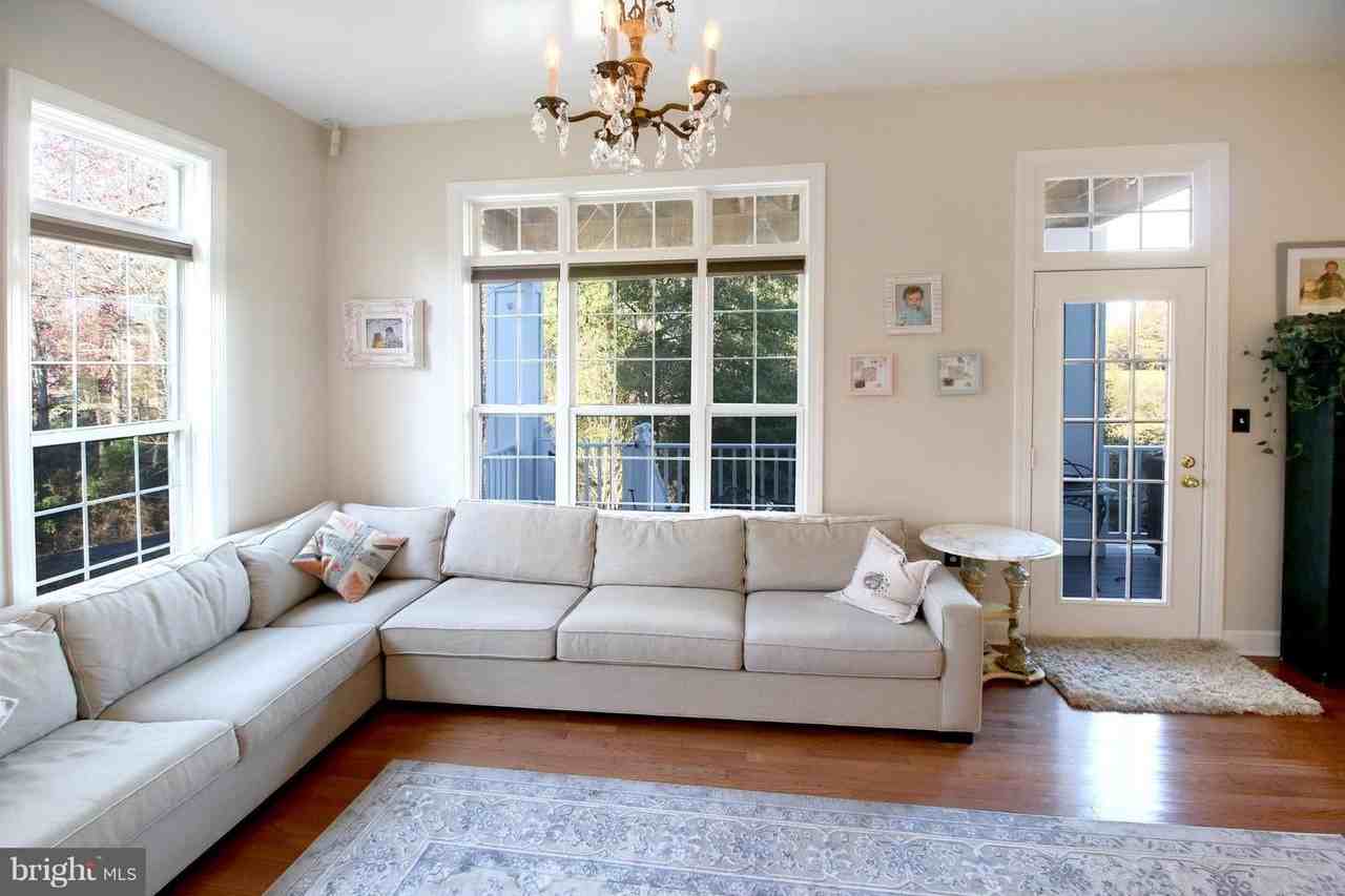 18400 Lanier Island Sq - Photo 5 of 46
