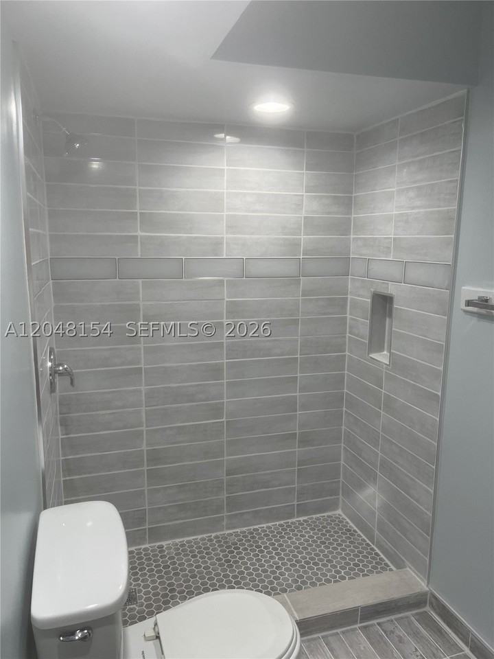 819 Ne 199th St #6-101 - Photo 7 of 10