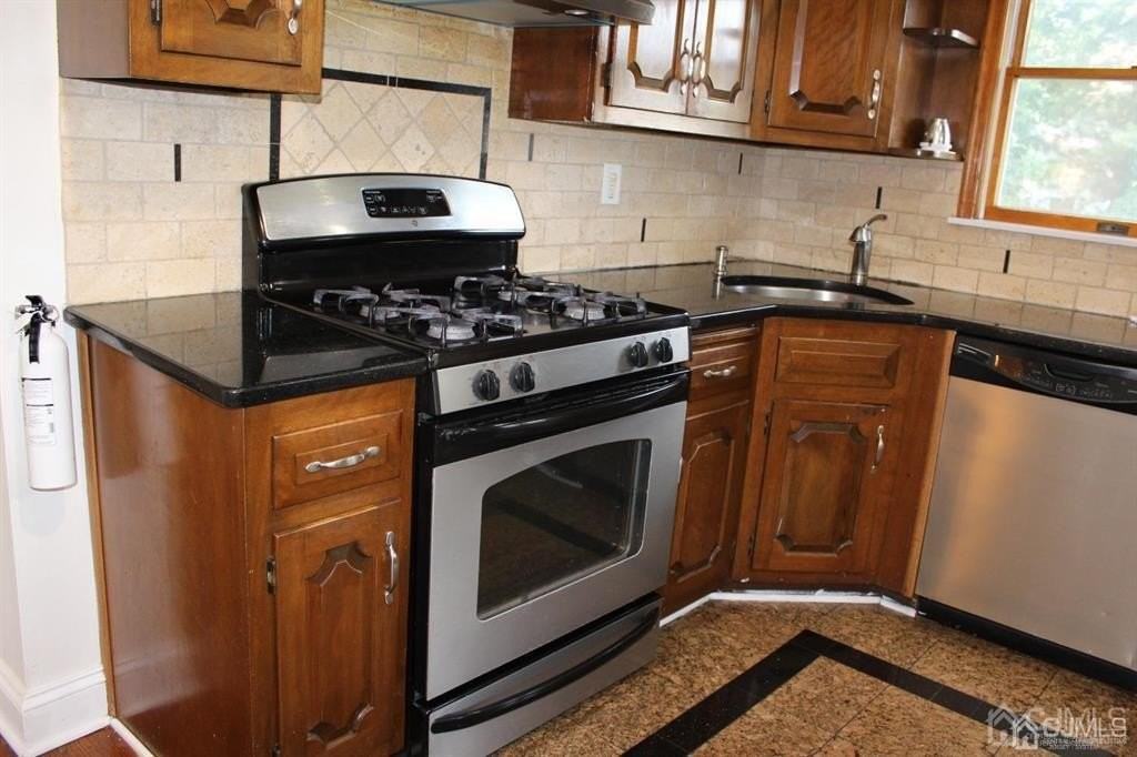 218 Nicholson Ave - Photo 6 of 38
