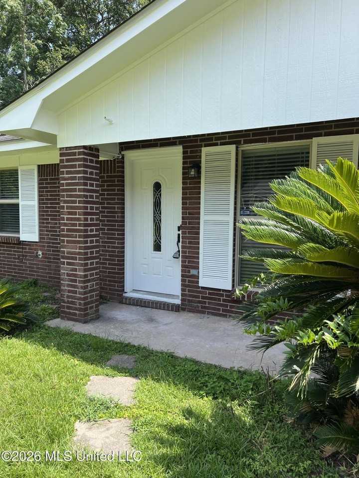 2819 Lawnwood Dr - Photo 2 of 16