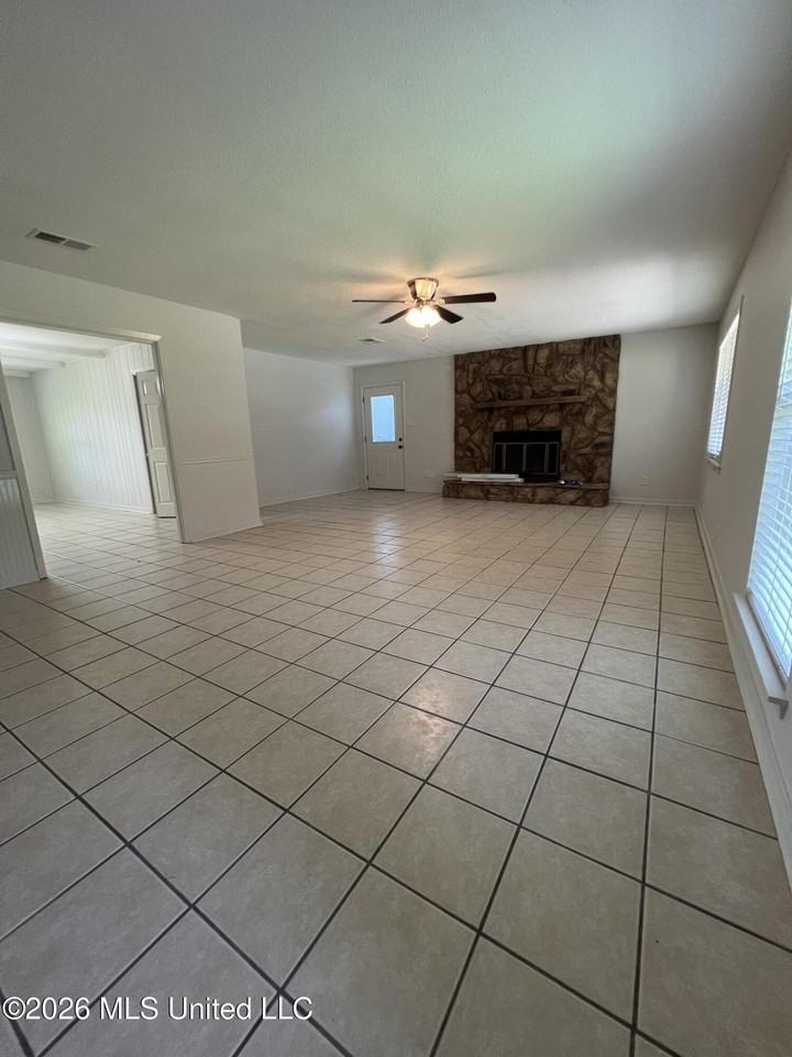 2819 Lawnwood Dr - Photo 3 of 16