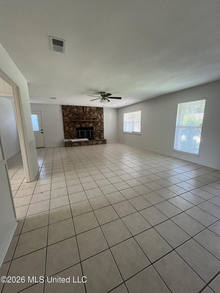 2819 Lawnwood Dr - Photo 4 of 16