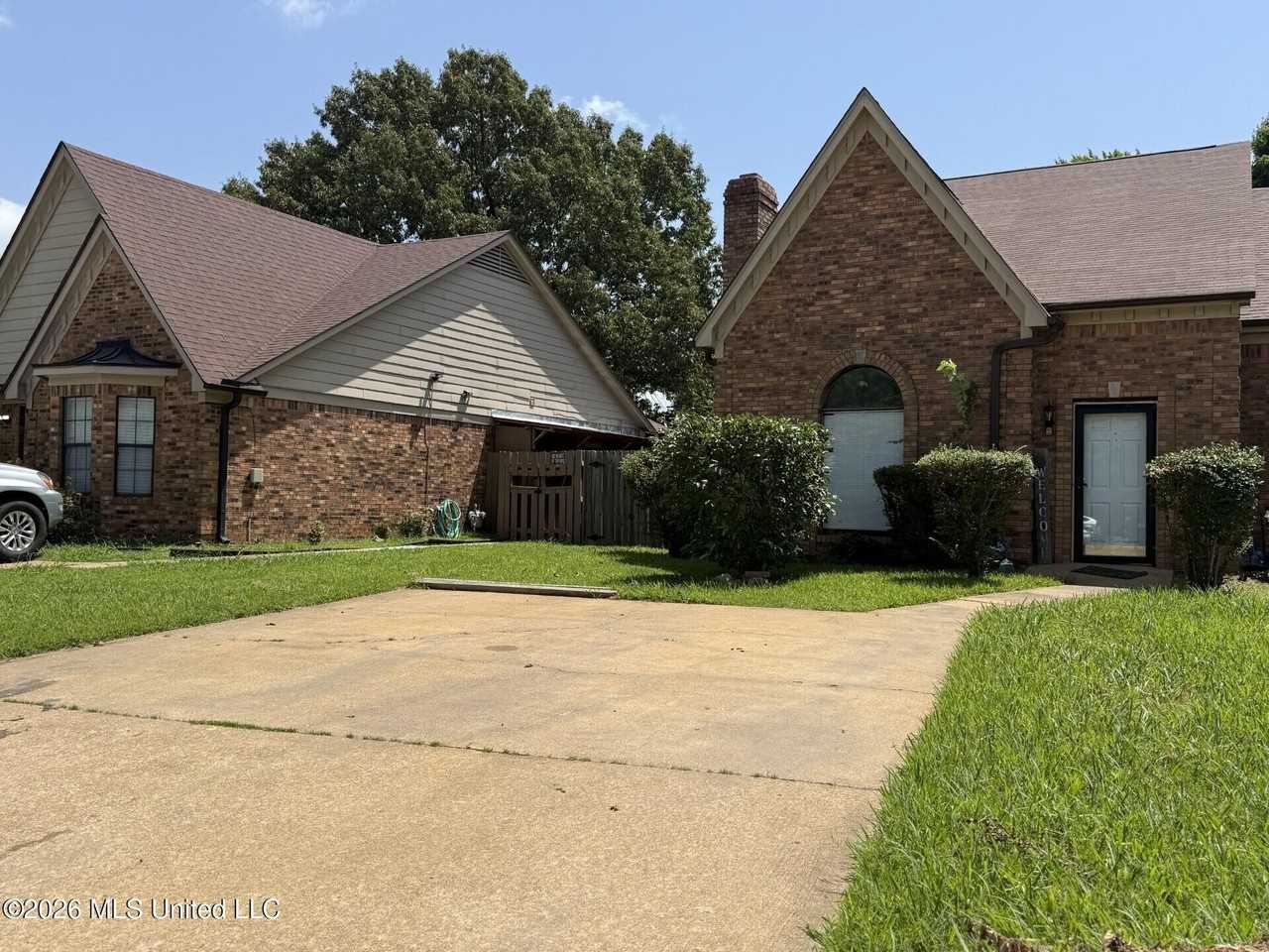 7090 Greenbriar Dr - Photo 2 of 22