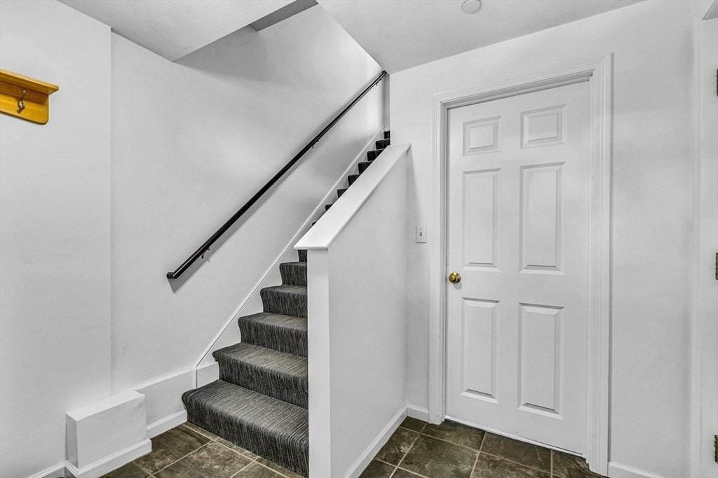 555 Main St #8 - Photo 4 of 19