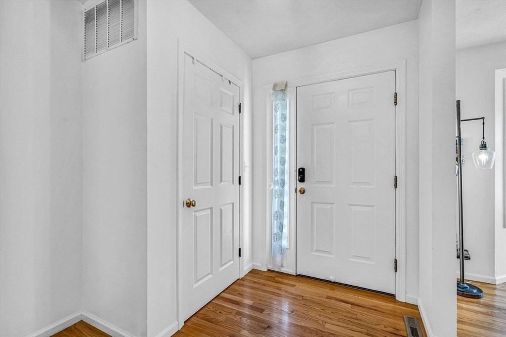 555 Main St #8 - Photo 5 of 19