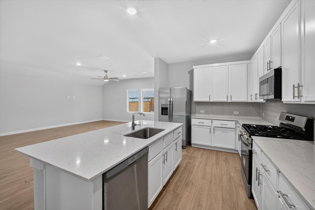 709 Summerberry Dr - Photo 3 of 19