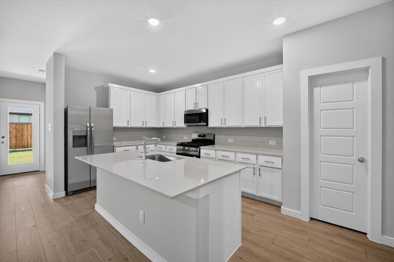 709 Summerberry Dr - Photo 4 of 19