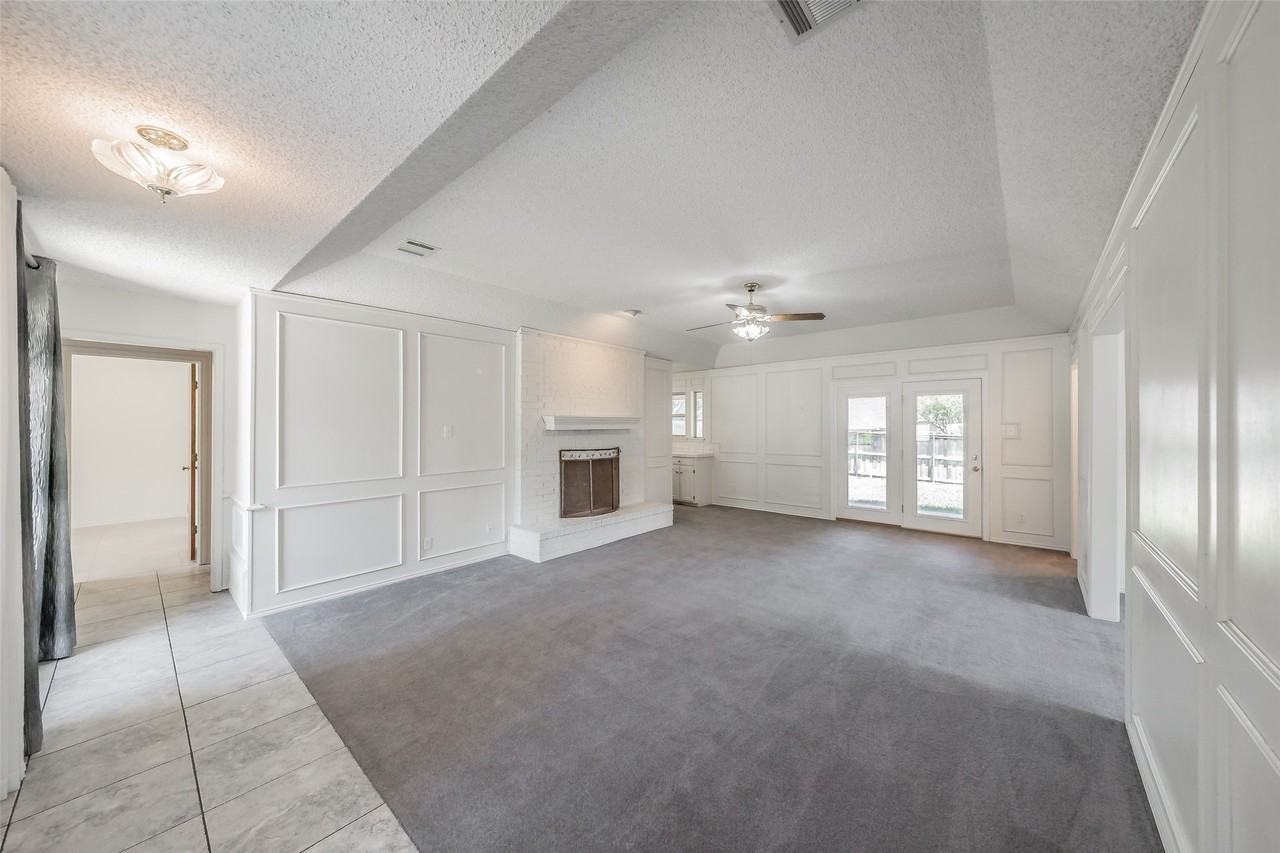 1633 Saxon Dr - Photo 4 of 38