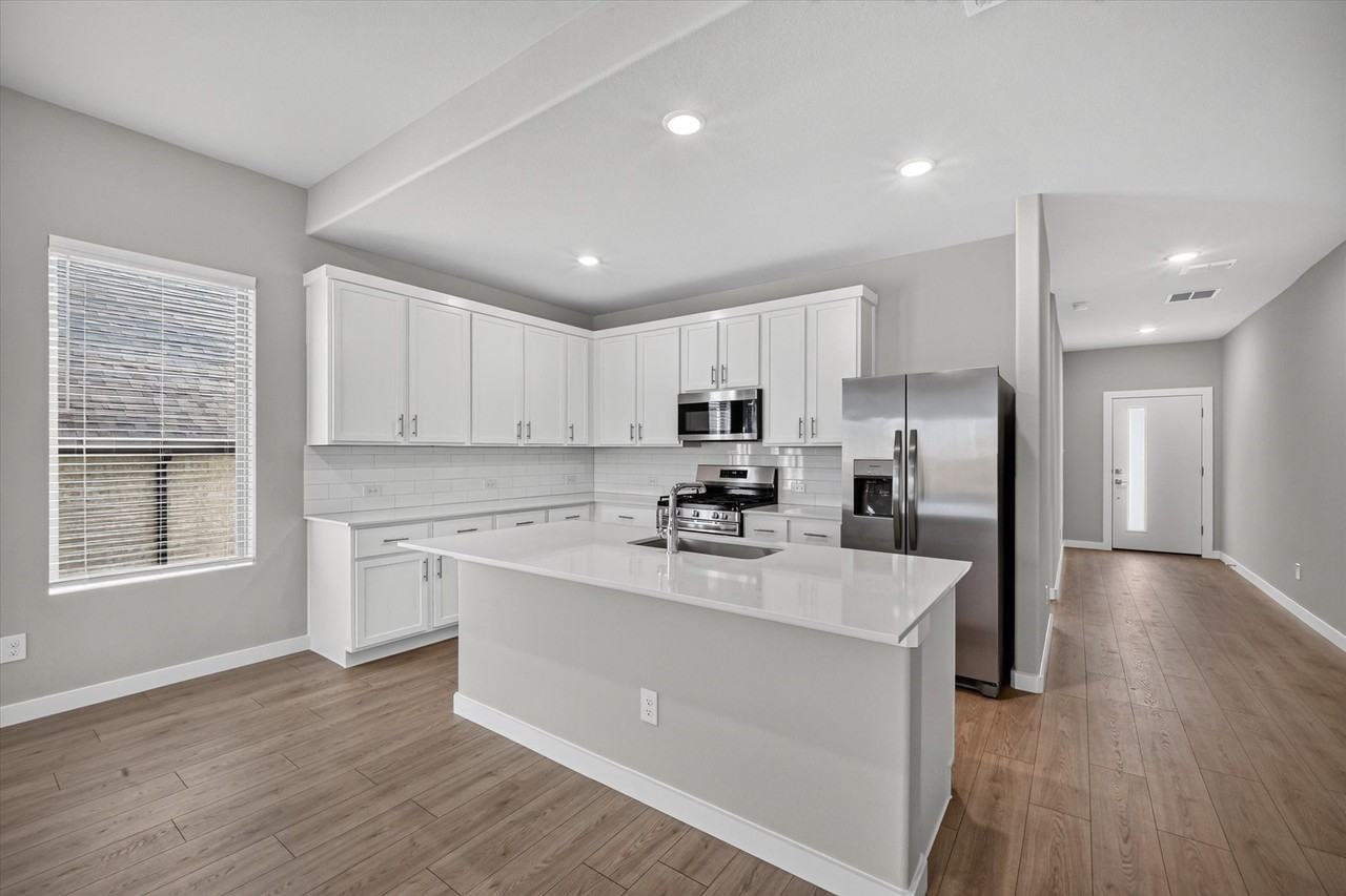710 Summerberry Dr - Photo 2 of 19