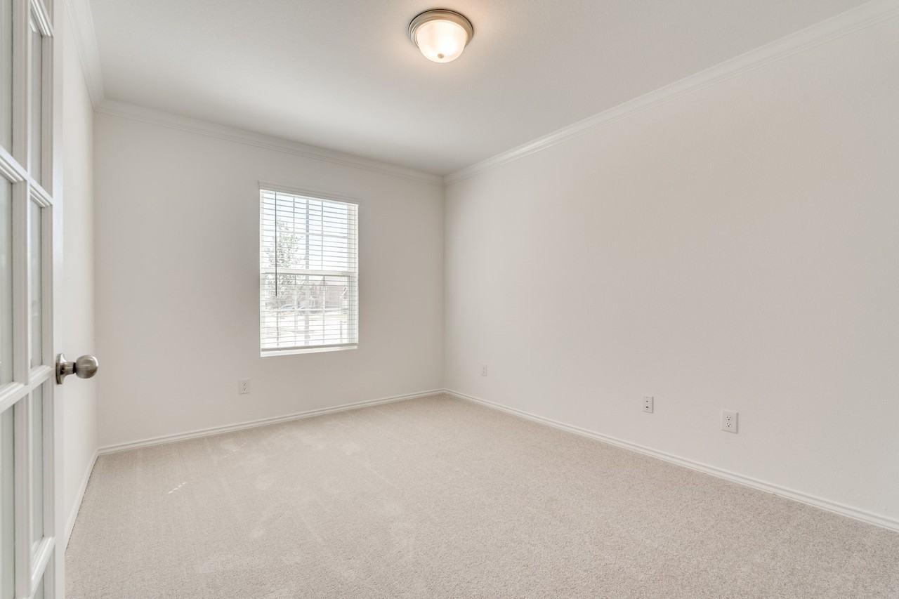 16025 Malaya St - Photo 4 of 39