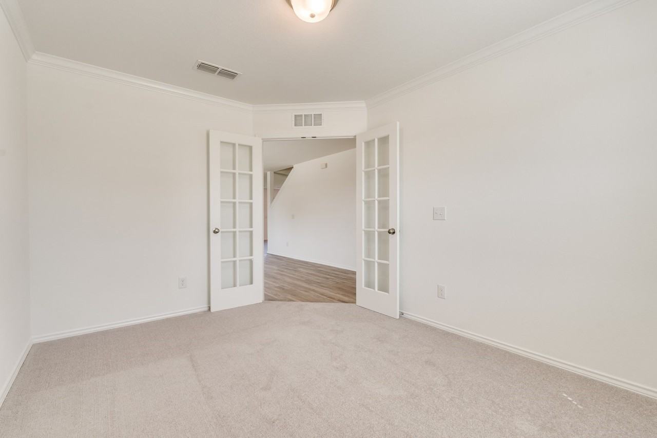 16025 Malaya St - Photo 5 of 39