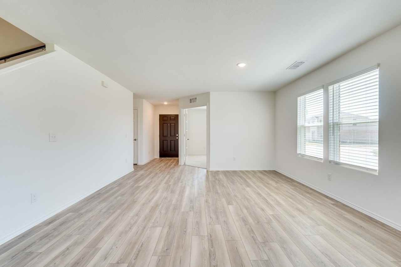 16025 Malaya St - Photo 6 of 39