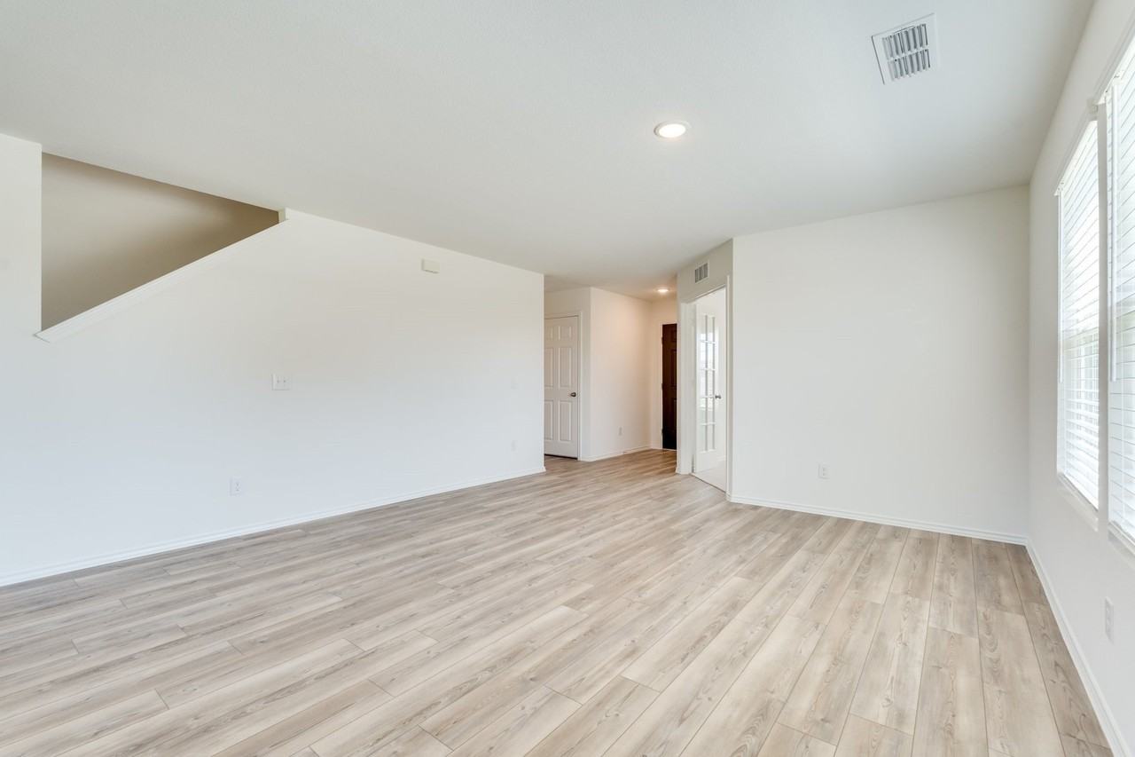 16025 Malaya St - Photo 7 of 39