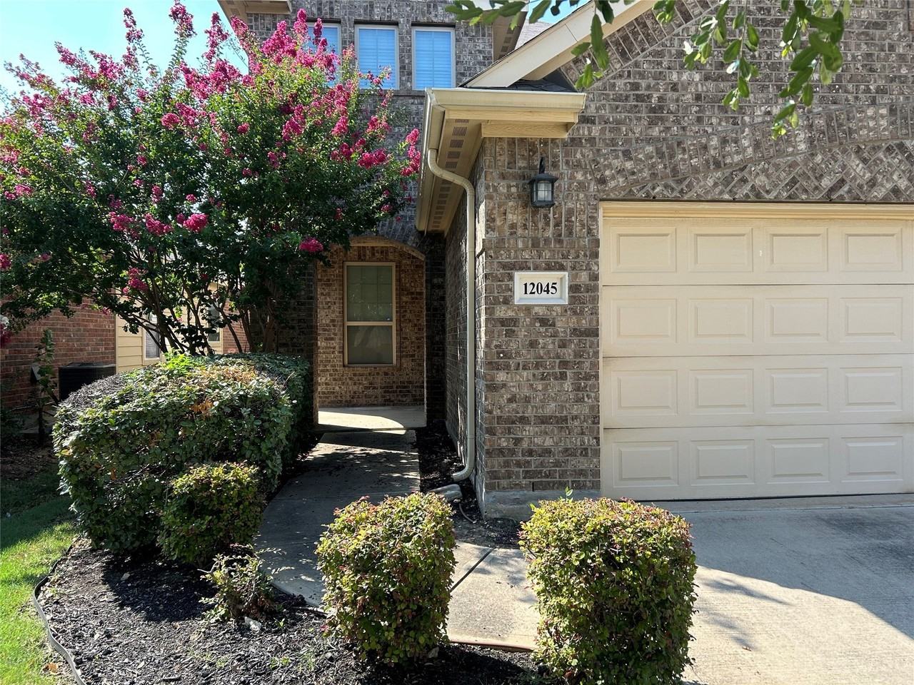 12045 Walden Wood Dr - Photo 3 of 35