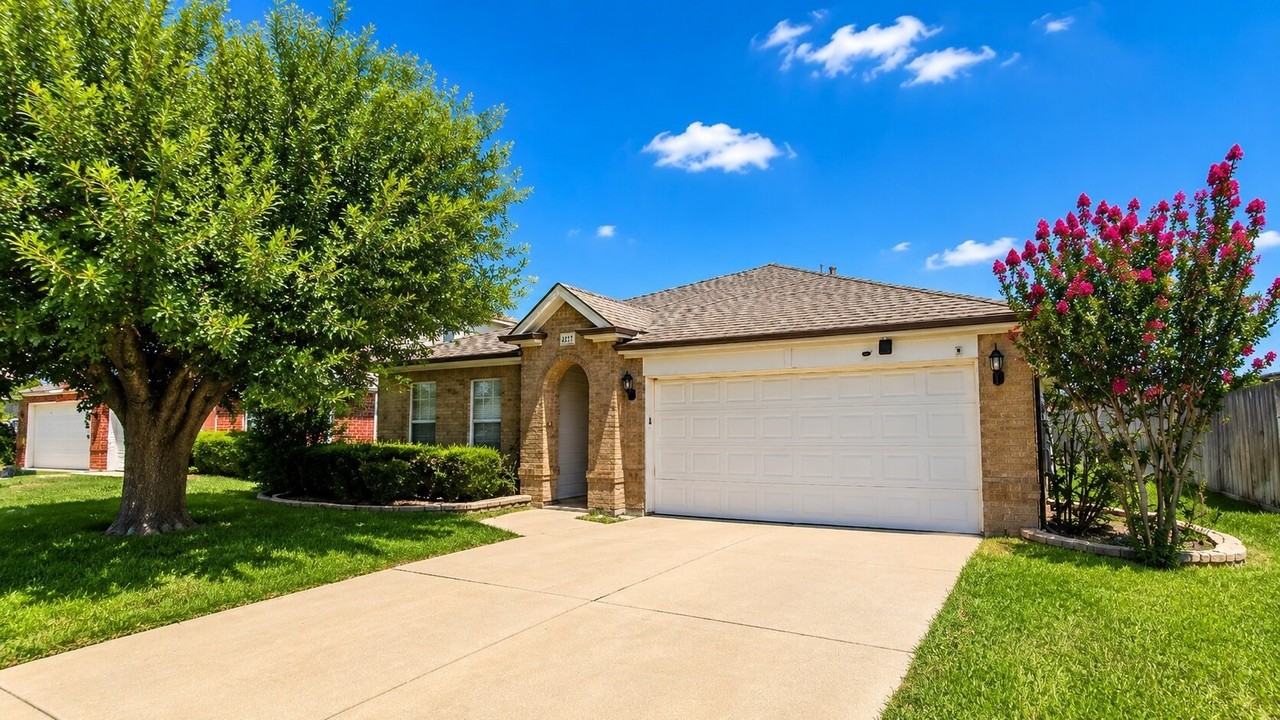 1407 Autumncrest Dr - Photo 2 of 18