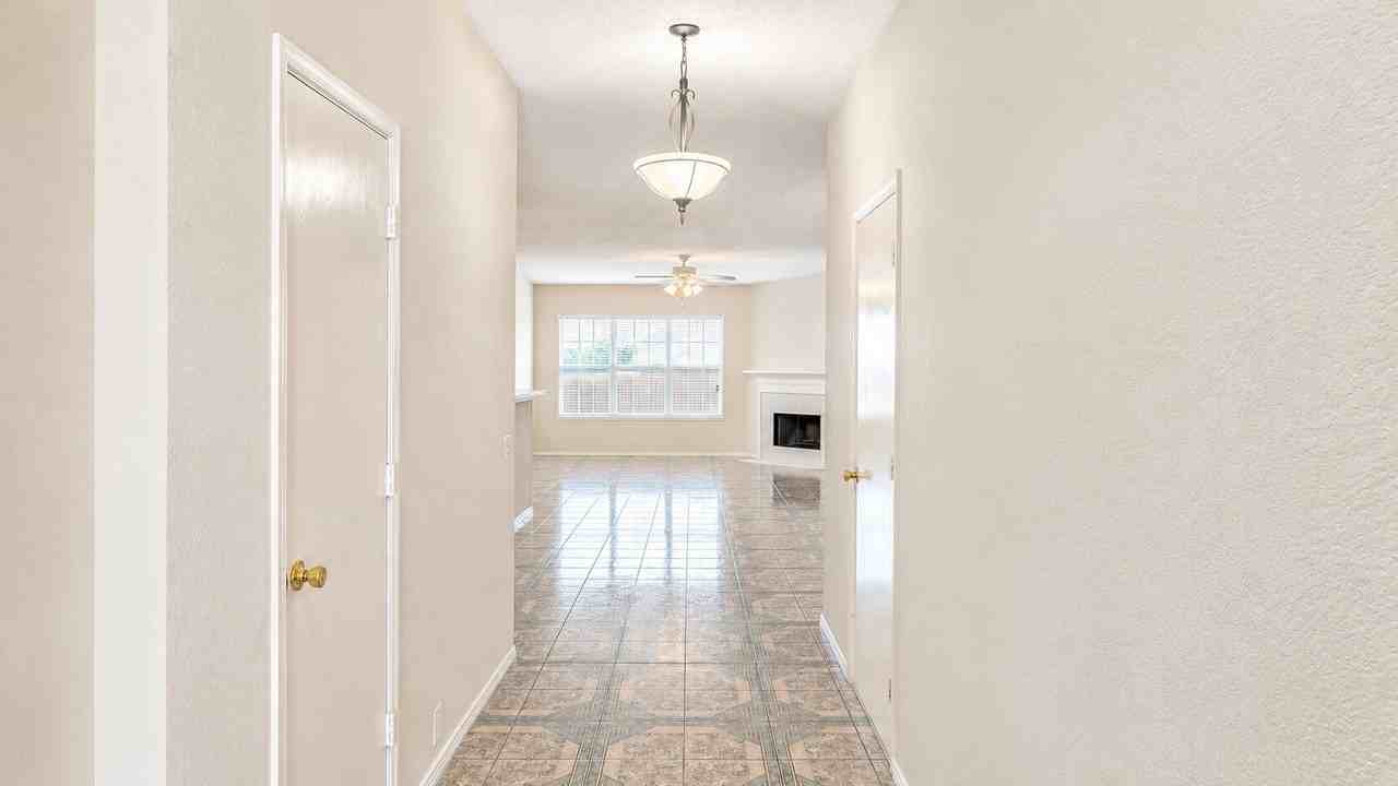 1407 Autumncrest Dr - Photo 3 of 18