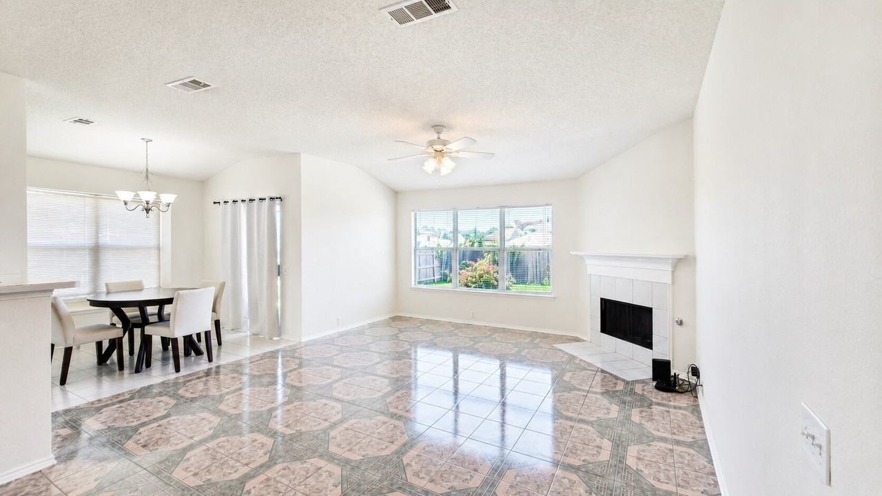 1407 Autumncrest Dr - Photo 4 of 18