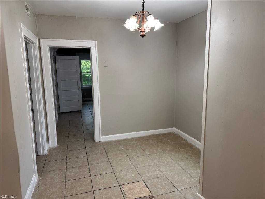 1033 32nd St - Photo 3 of 13