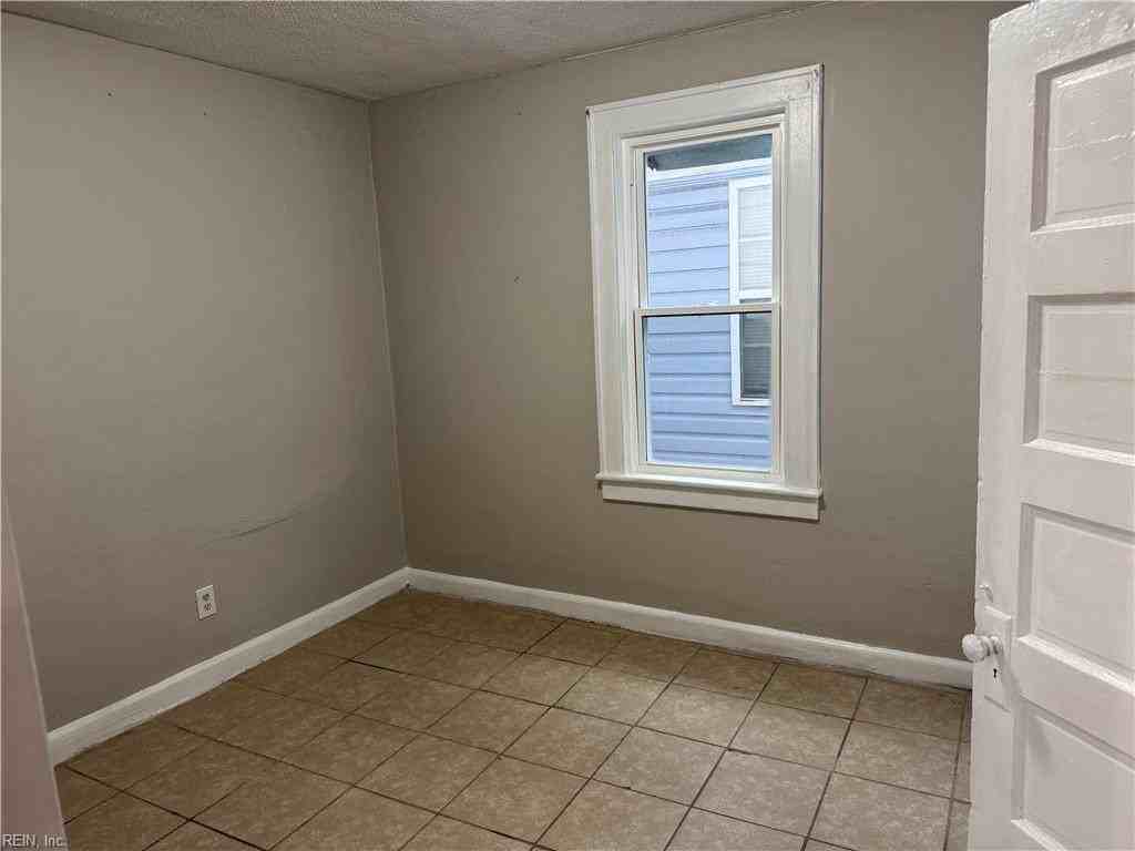 1033 32nd St - Photo 4 of 13