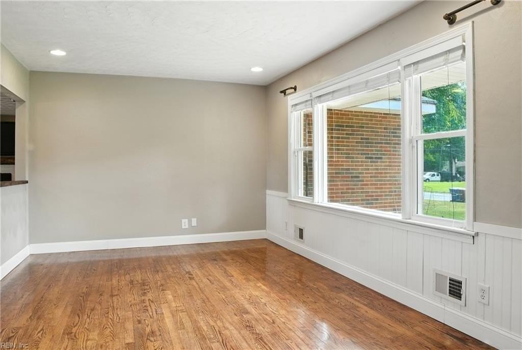 2412 Meiggs Rd - Photo 5 of 24