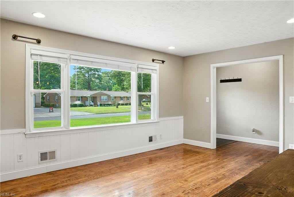 2412 Meiggs Rd - Photo 6 of 24