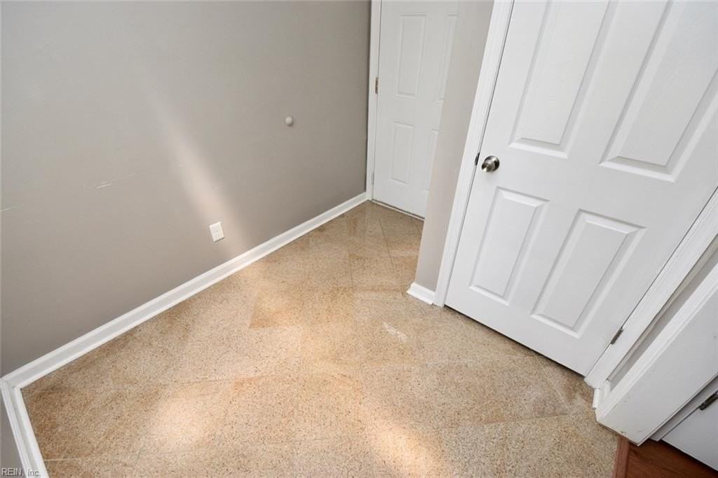 504 S Kings Point Rd - Photo 3 of 19