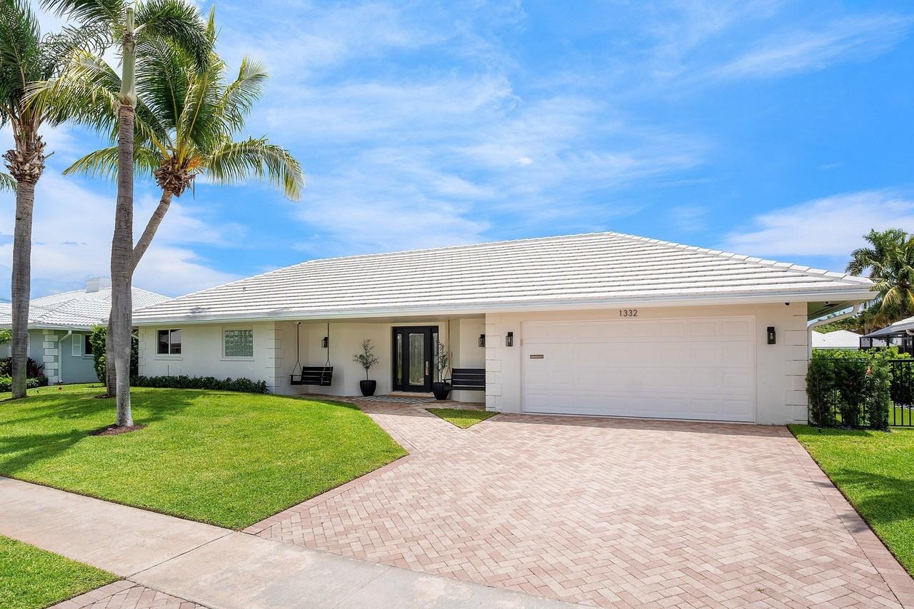 1332 Sw Tamarind Way - Photo 4 of 50