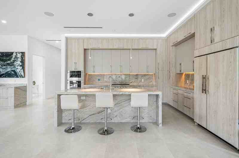 239 Ne 11th St - Photo 7 of 44