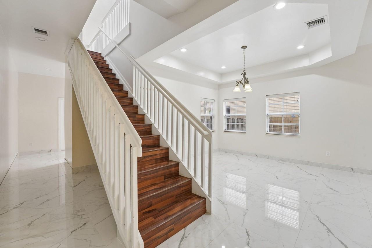 819 Sw 7th Ave - Photo 7 of 38