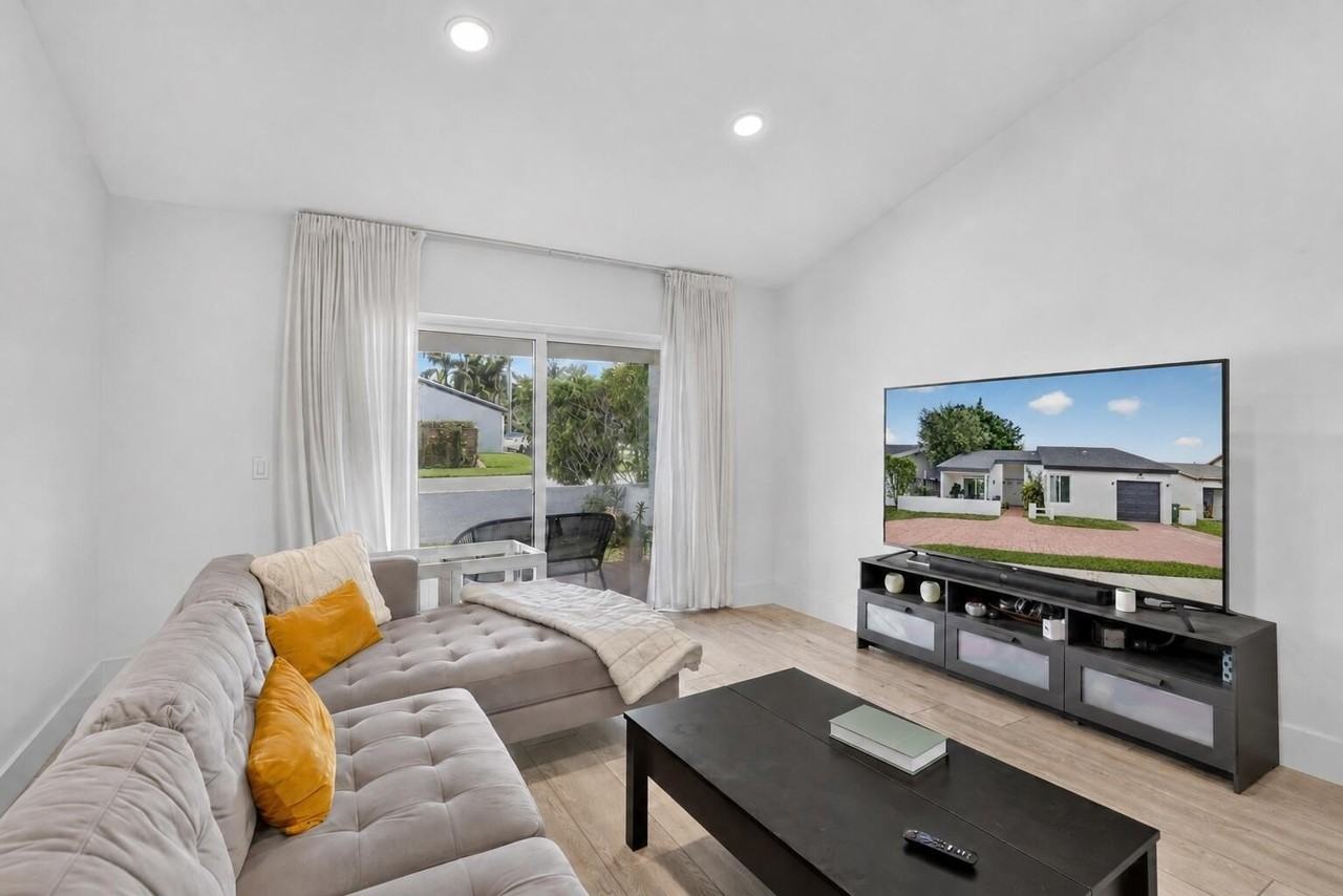 16709 Sw 5th Ct - Photo 5 of 45