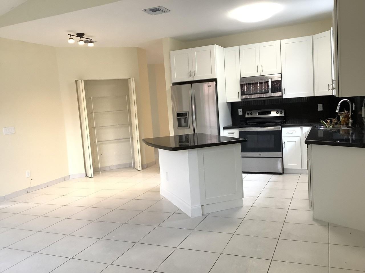 7330 Nw 1st Pl - Photo 3 of 27