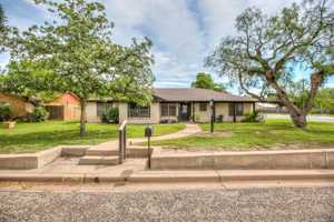 featured image of 3202 Tanglewood Dr