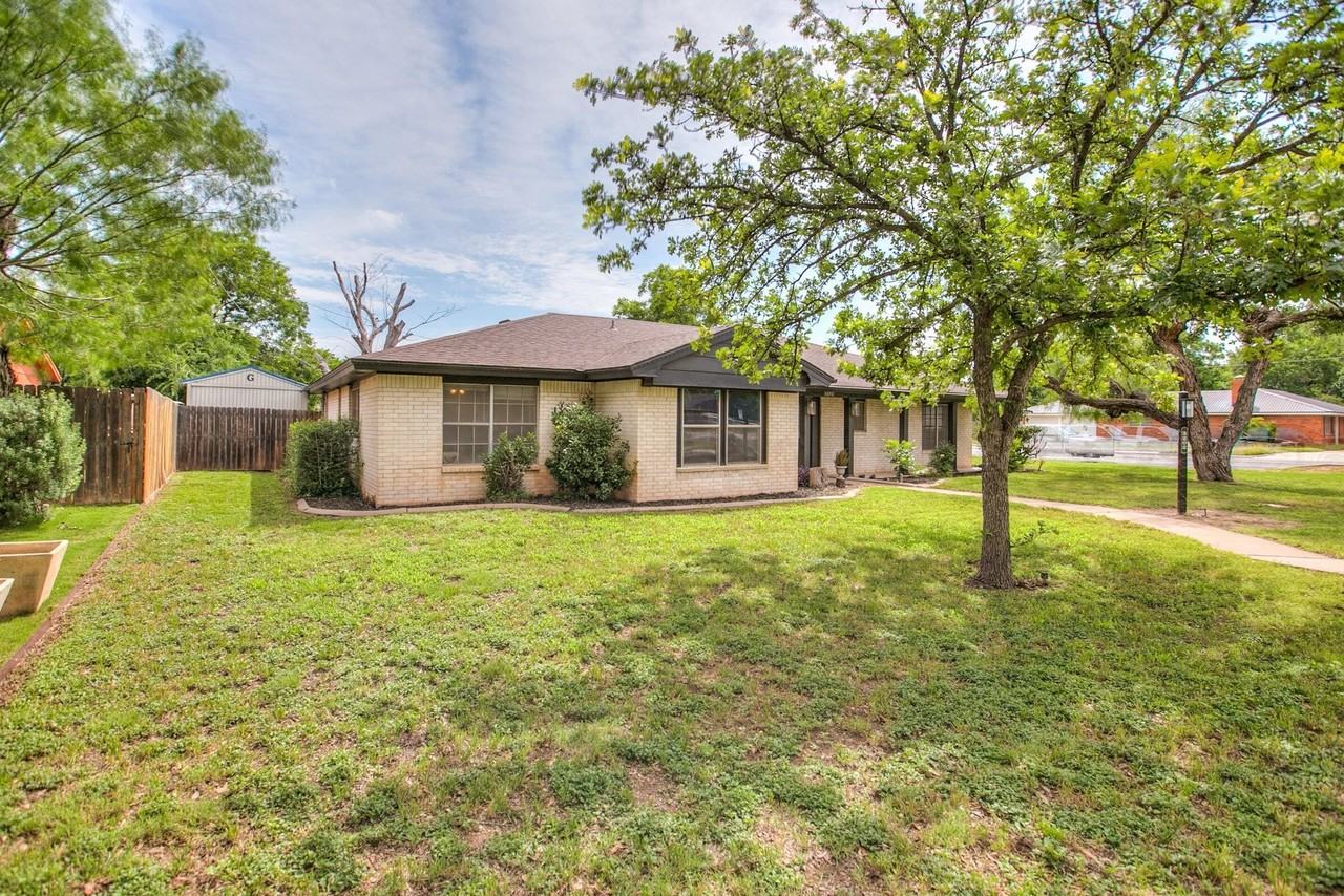 3202 Tanglewood Dr - Photo 4 of 29