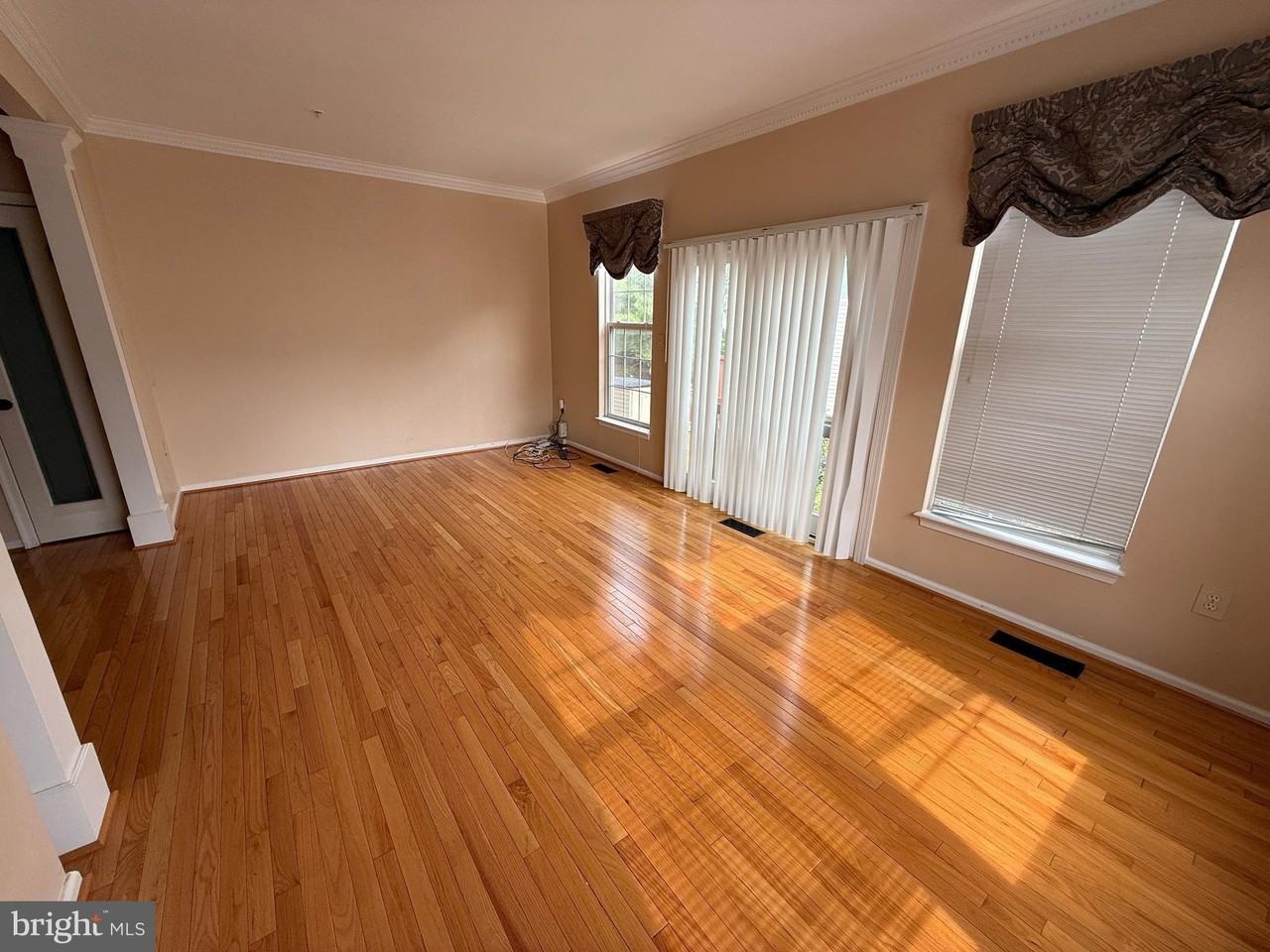 9908 Greenspire Way - Photo 7 of 18