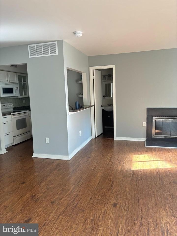 1303 Roberts Way - Photo 2 of 24