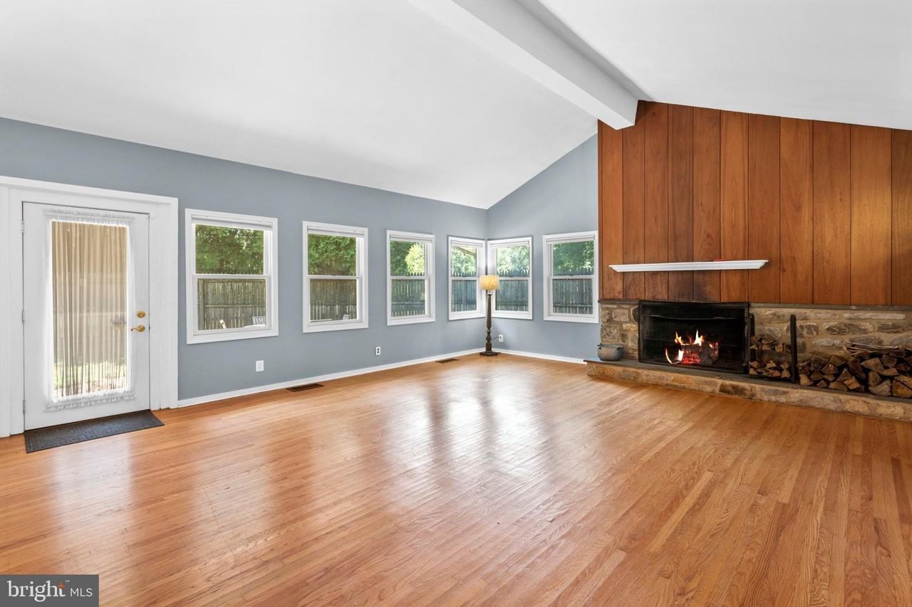 1457 Meetinghouse Rd - Photo 3 of 30