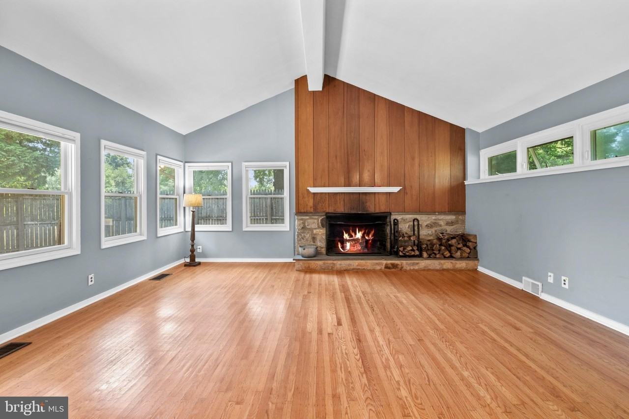 1457 Meetinghouse Rd - Photo 4 of 30