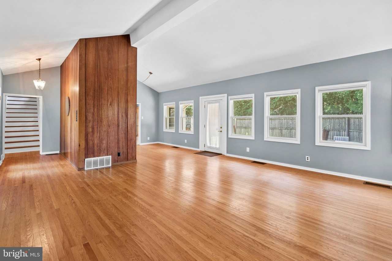1457 Meetinghouse Rd - Photo 5 of 30
