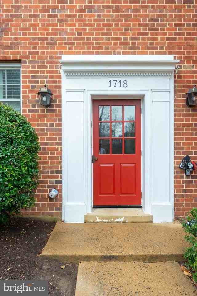 1718 W Abingdon Dr #302