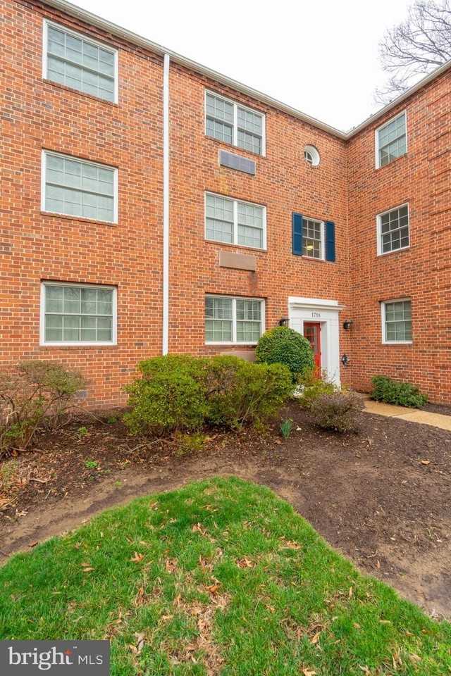 1718 W Abingdon Dr #302 - Photo 2 of 32