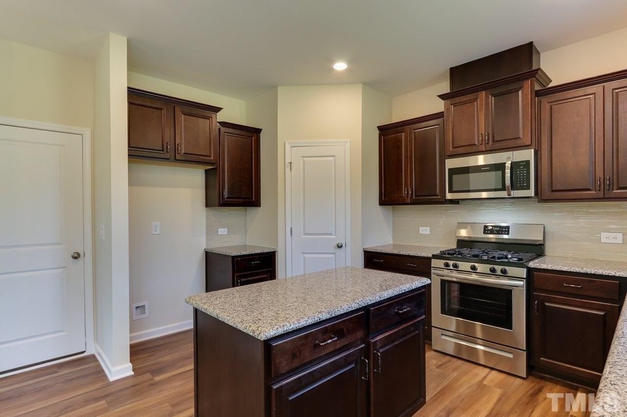 204 Loxton St - Photo 4 of 17