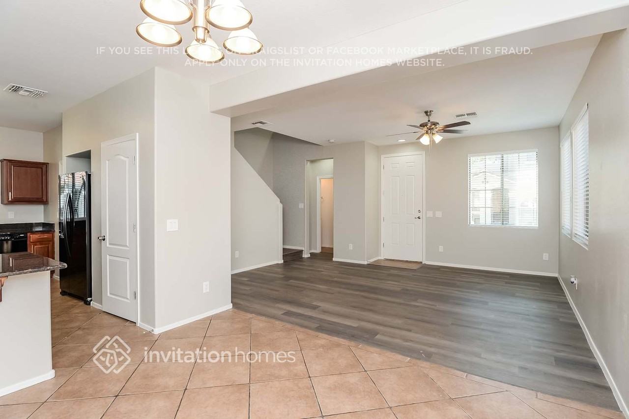 864 E Devon Rd - Photo 3 of 16