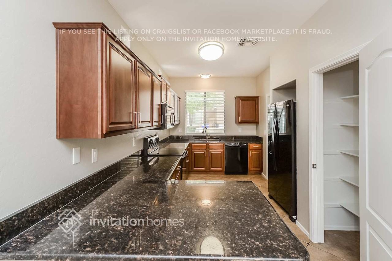 864 E Devon Rd - Photo 5 of 16