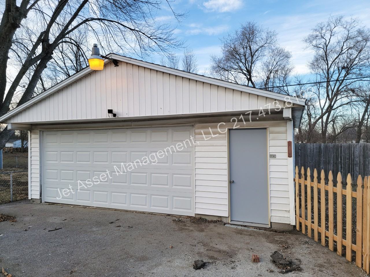 3037 E Elm St - Photo 2 of 9