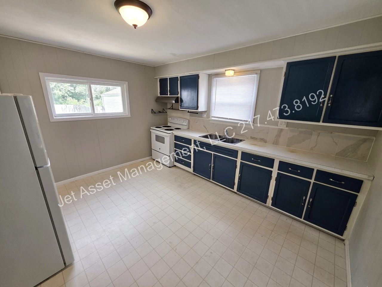 3037 E Elm St - Photo 4 of 9